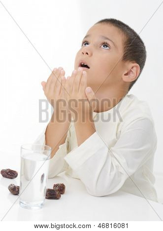 Muslimské chlapeček nosit islámský oděv připraven pro brzdění Ramadán rychle