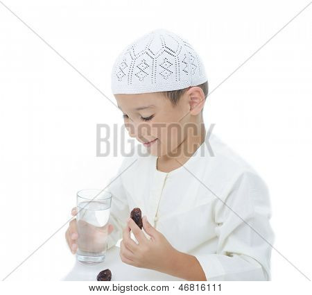 Muslimské chlapeček nosit islámský oděv připraven pro brzdění Ramadán rychle