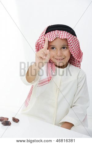 Muslimské chlapeček nosit islámský oděv připraven pro brzdění Ramadán rychle
