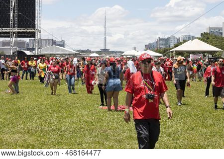 Brasilia, Brazil Jan 1 2023 Crowds Of People Heading Down The Esplanada Towards The National Congres
