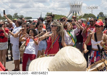 Brasilia, Brazil Jan 1 2023 Crowds Of People Heading Down The Esplanada Towards The National Congres