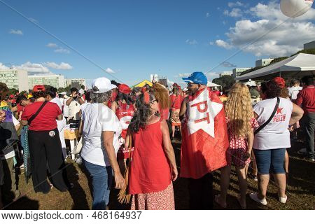 Brasilia, Brazil Jan 1 2023 Crowds Of People Heading Down The Esplanada Towards The National Congres