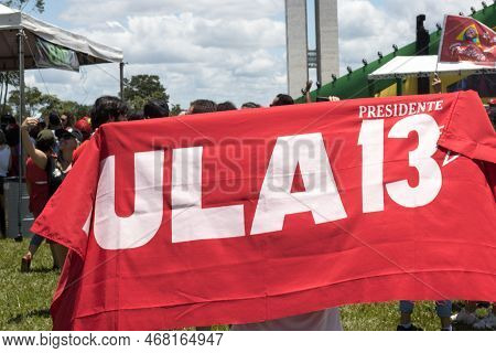 Brasilia, Brazil Jan 1 2023 Lula Supporters Gathering In Front Of The National Congress Showing Supp