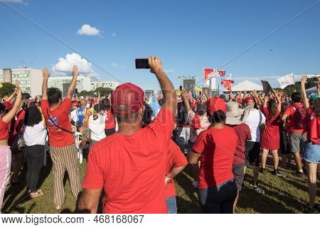 Brasilia, Df, Brazil Jan 1 2023 Lula Supporters Gathering In Front Of The National Congress Showing 