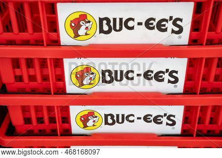 Daytona Beach, Florida - December 29, 2022: Buc-ees Logo On Shopping Baskets At The Famous Large Tru