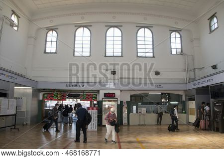 Chiayi, Taiwan- 5 Dec, 2022: Passenger Enters The Gate To Board The Train In Chiayi Railway Station.