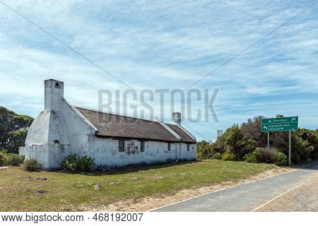 Struisbaai, South Africa - Sep 22, 2022: An Historic Thatched Roof Building At The Entrance To Strui