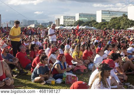 Brasilia, Df, Brazil Jan 1 2023 Lula Supporters Gathering In Front Of The National Congress Showing 