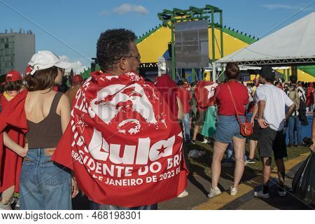 Brasilia, Df, Brazil Jan 1 2023 Lula Supporters Gathering In Front Of The National Congress Showing 