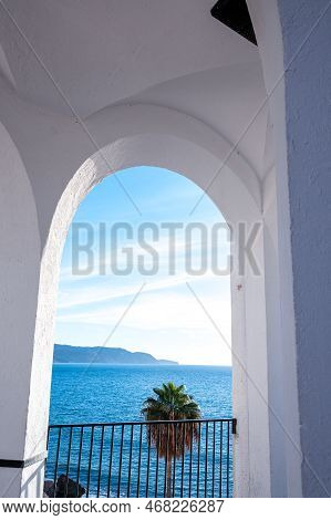 Nerja, Spain : 2022 November 19 : Nerja, Spain : 2022 November 22 : Church Of El Salvador In The Tou