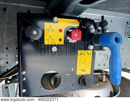 Crane For Adjusting The Height Of The Floor Level And Parking Brake Of The Semi-trailer Curtains