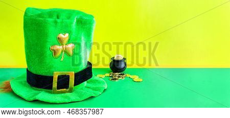 St Patrick´s Day Banner Design With Irish Elf Hats, Pot Of Gold, Shamrock Leaf Clovers On Green Back
