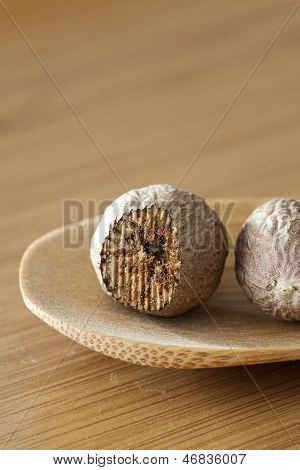 Nuez moscada en una cuchara de madera