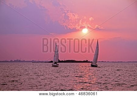 Navegando en el IJsselmeer en Holanda al atardecer