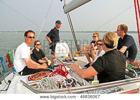 Navegando en el IJsselmeer en Holanda al atardecer