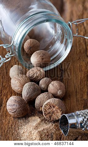 Algunos nuez moscada en un vaso
