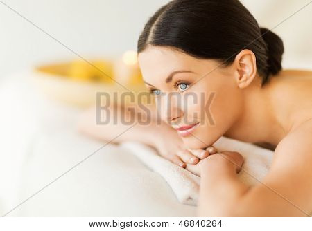 masaj masasında yalan spa salonda kadın resim