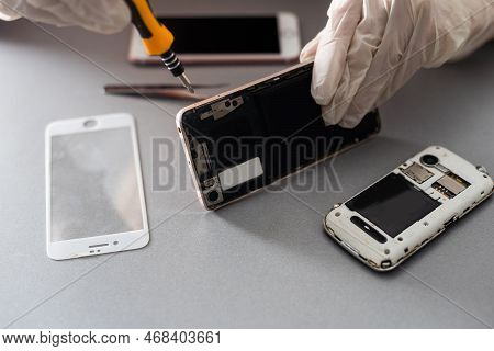 Technician Prepairing To Repair And Replace New Screen Broken And Cracked Screen Smartphone Prepairi