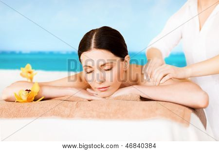 foto di donna in salone spa per massaggi sulla spiaggia