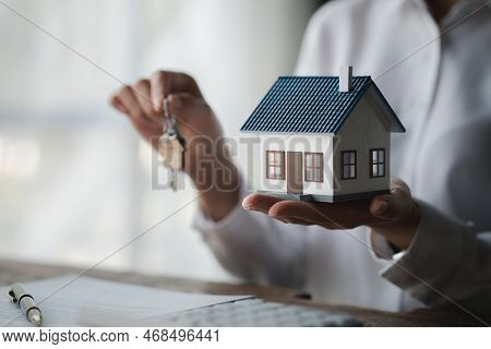House Sales Representatives, Sales Representatives Recommend Housing Details In The Project To Custo