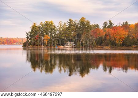 Kawartha Lakes, Canada - 20 October 2022: A Cabin On The Shore Of A Small Lake In The Kawartha Lakes