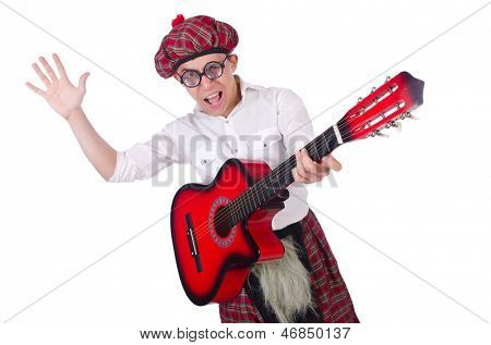 Lustige Scotsman mit Gitarre auf weiß