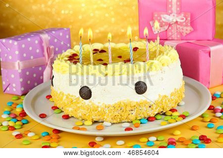 Happy birthday cake i prezenty, na żółtym tle