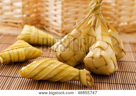 Ketupat หรือเกี๊ยวข้าวบรรจุ มาเลย์ดั้งเดิมอร่อยอาหารเดือนรอมฎอน อาหารมาเลเซียนิยม