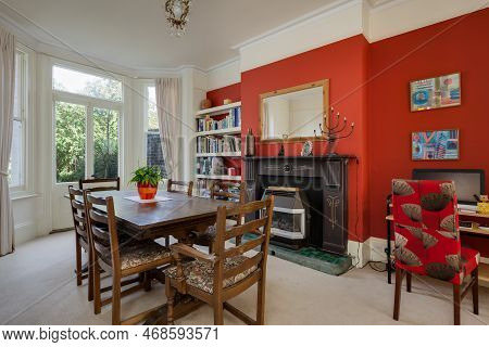 Cambridge, England - August 30 2018: Traditional Furnished Dining Room With Table And Chairs, Firepl