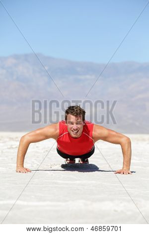ฟิตเนสชาย crossfit ฝึกอบรม push-ups ในหุบเขามรณะร้าง Outdoo ฝึกความแข็งแรงของนักกีฬาชาย