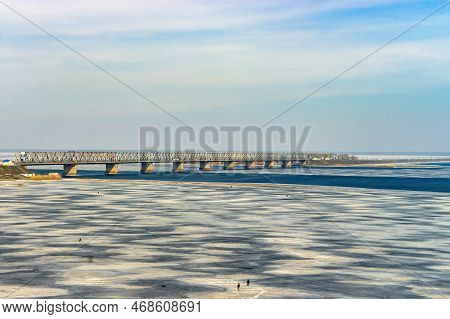 Ice Drift On Dnieper River In Cherkasy City, Ukraine At Sunny Spring Day. Bridge And Dam Across Krem