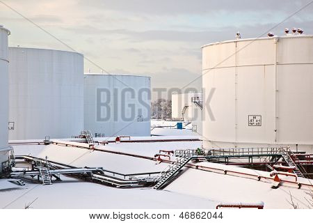 Witte Tanks In Tank boerderij met sneeuw In de Winter