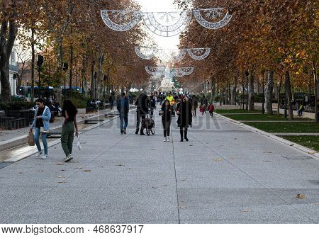 Nimes, Occitanie, France, 12 31 2022 - The Pedestrian Zone Of The Feucheres Avenue In The City Cente