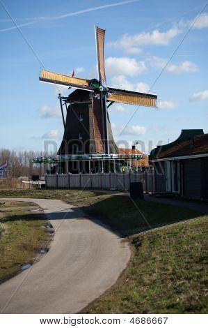 typische Hölländische Windmühlen bei der Zaanse schans