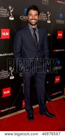 LOS ANGELES - kesä 16: Ignacio Serricchio saapuu 40th Daytime Emmy Awards on Skirball Cu