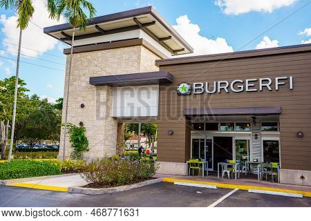 Photo Of Shops And Restaurants At Tower Shops Outdoor Mall Davie Florida Burgerfi