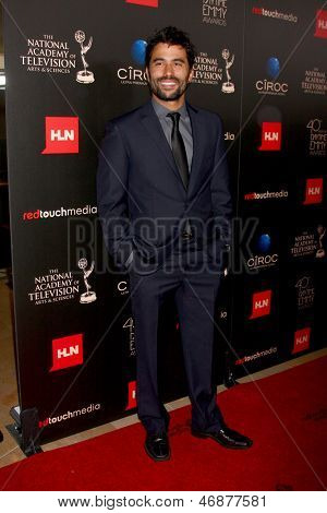 LOS ANGELES - kesä 16: Ignacio Serricchio saapuu 40th Daytime Emmy Awards on Skirball Cu