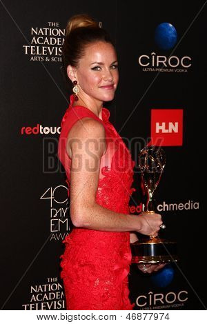 LOS ANGELES - 16 JUN: Julie Berman op het gebied van de pers op de 40e Daytime Emmy Awards op de Skirbal