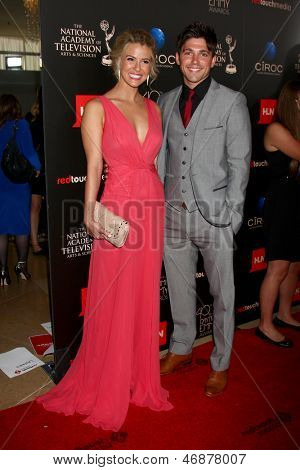 LOS ANGELES - JUN 16: Linsey Godfrey, Robert Adamson ankommer 40 Daytime Emmy Awards på den