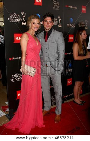LOS ANGELES - JUN 16: Linsey Godfrey, Robert Adamson ankommer 40 Daytime Emmy Awards på den