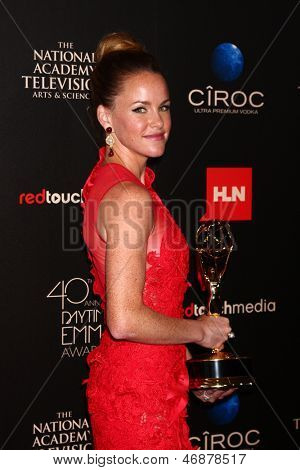 LOS ANGELES - 16 JUN: Julie Berman op het gebied van de pers op de 40e Daytime Emmy Awards op de Skirbal