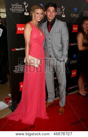 LOS ANGELES - JUN 16: Linsey Godfrey, Robert Adamson ankommer 40 Daytime Emmy Awards på den