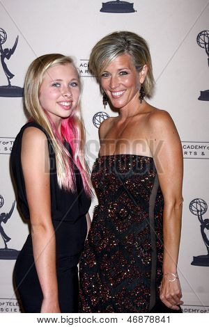 LOS ANGELES - JUN 13: Laura Wright přichází na recepci Daytime Emmy kandidátů předložený ATAS