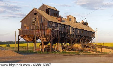 Asekeyevo, Orenburg Region  Russia - 08.04.2022: Volga Region, Harvest Season. Mechanized Threshing 