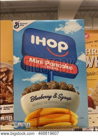 Grovetown, Ga Usa - 01 06 23: Grocery Store Ihop Cereal Looking Up