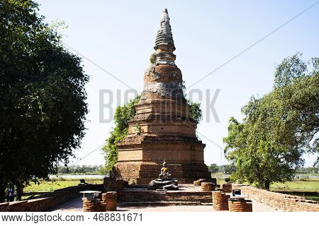 Ancient Stupa And Ruins Chedi Prang Of Wat Phra Ngam Wat Phra Ngam Khlong Sa Bua Temple For Thai Peo
