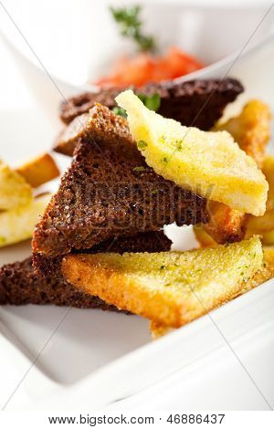 Geröstetes Brot mit Tomaten-Sauce