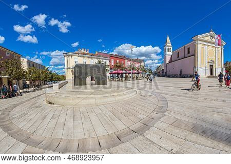 Poreč, Croația - June 8, 2022: Liberty Square (trg Slobode), The Main Square, With The Statue Of Rai