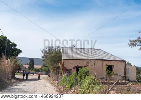 Van Wyksdorp, South Africa - Sep 24, 2022: A Street Scene, With A Ruin And People, In Van Wyksdorp I