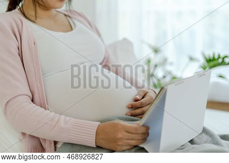 Pregnant Woman Look Schedule For Due Date Of Birth. Caesarean Section Is A Way For Pregnant To Know 